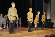 День Победы в Нарве завершился спектаклем «Опять весна на белом свете»