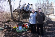 Союз неграждан Эстонии передал памятную плиту с места гибели Евгения Никонова на родину героя_80
