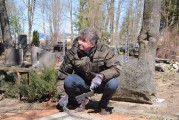 Российские дипломаты на могиле Героя Советского Союза Бориса Смирнова