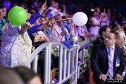 Перья, стразы и мощные декорации не помогли Баскову собрать полный зал