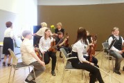 В концертном центре «Женева» открыли памятную табличку к 80-летию первого русского певческого праздника