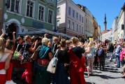 Карнавальное шествие на улицах средневекового Таллина