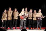 День Победы в Нарве завершился спектаклем «Опять весна на белом свете»