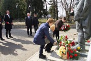 Союз неграждан Эстонии передал памятную плиту с места гибели Евгения Никонова на родину героя_16