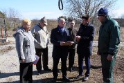 Союз неграждан Эстонии передал памятную плиту с места гибели Евгения Никонова на родину героя_67