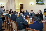 Почему окна помещения, где проходила пресс-конференция, плотно зашторены? С пресс-конференции Посла РФ А.М.Петрова