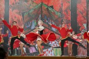 Яркие узоры  танцевального театра «Гжель» разукрасили палитру «Славянского базара»