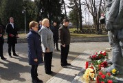 Союз неграждан Эстонии передал памятную плиту с места гибели Евгения Никонова на родину героя 1
