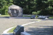 Мемориал на месте гибели воинов разведотряда 113-го стрелкового полка в Неринге
