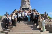 Возложение цветов к памятнику 